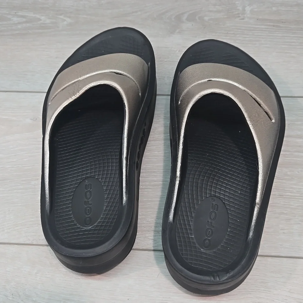 OOFOS Metallic Silver Slide Clogs - Picture 6 of 11
